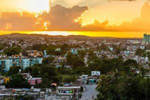 panorama du coucher du soleil de la ville cubaine, santa clara, cuba photo