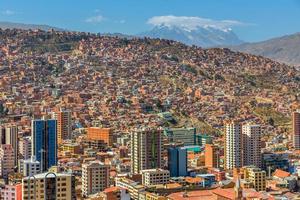 nuestra senora de la paz ville colorée à croissance rapide avec des bâtiments modernes et de nombreuses maisons vivantes éparpillées sur la colline en arrière-plan, bolivie. photo
