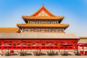 Café d'été avec tables et parasols au palais de l'empereur, Pékin, Chine photo