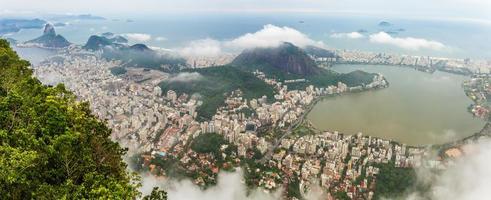 panorama du centre-ville du centre-ville de rio avec littoral, rio de janeiro, brésil photo