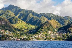 barrouallie ville costline vue sur la montagne depuis la mer, saint vincent et les grenadines photo