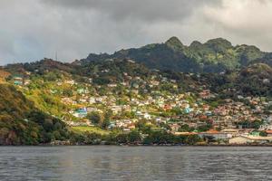 vue sur la côte avec beaucoup de maisons d'habitation sur la colline, kingstown, saint vincent et les grenadines photo