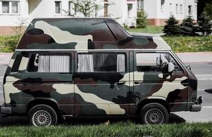 minsk, biélorussie, janvier 2023- transporteur volkswagen peint en camouflage. photo