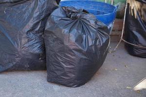 sacs poubelles noirs dans le parc photo