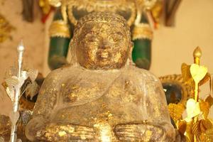 statue de bouddha dans un temple thaïlandais photo