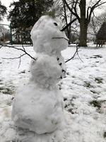 bonhomme de neige réaliste par les enfants photo