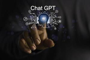 homme d'affaires détenant une icône de chatbot léger. chat gpt ai ou intelligence artificielle utilisant chatbot générer photo