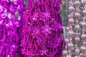 guirlandes de noël dans le panier au supermarché photo