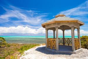 maisons lumineuses traditionnelles des Caraïbes au bord de la mer photo