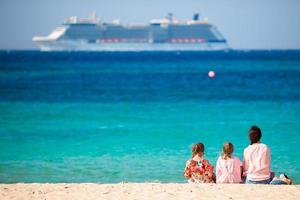 jeune mère heureuse et ses adorables filles sur une plage exotique aux beaux jours photo