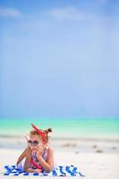 adorable petite fille profiter des vacances d'été à la plage photo