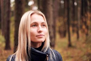 une fille dans la forêt d'automne photo