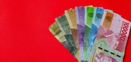 roupie indonésienne. collection de billets de banque roupie indonésienne isolé sur fond rouge. photo