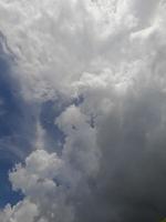 beaux nuages blancs sur fond de ciel bleu profond. de grands nuages doux et moelleux couvrent tout le ciel bleu. photo