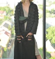 beau modèle vêtu de noir prend une photo près de la fenêtre