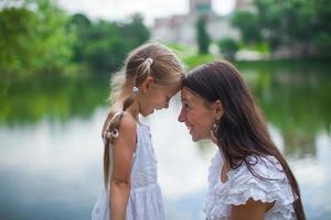 belle jeune mère et sa fille s'amusant à l'extérieur photo