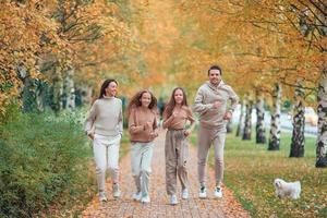 portrait d'une famille heureuse de quatre personnes le jour de l'automne photo