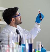 homme scientifique travaillant sur la chimie analysant dans un laboratoire de recherche et développement médical. médecin, expertise scientifique étudie et expérimente la médecine avancée dans un laboratoire d'innovation scientifique de haute technologie. photo