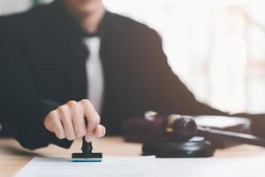 l'avocat valide et gère les documents commerciaux et les accords. , signature d'un contrat commercial approbation de la confirmation des documents contractuels ou du certificat de garantie, conseils juridiques et examen juridique photo