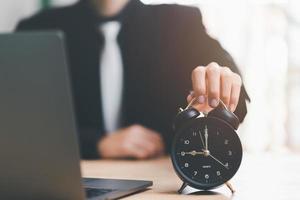 horloge sur la main de l'homme d'affaires, concept de gestion du temps, planification d'entreprise efficace, gestion du temps dans l'organisation, accord et solution, fin de l'accord, utilisation rentable du temps photo