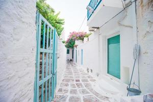 village grec traditionnel. rues et maisons blanches photo