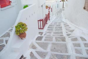 village grec traditionnel. rues et maisons blanches photo