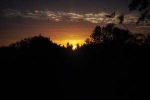 le coucher du soleil. l'aube du matin. lumière chaude dans le ciel. paysage paradisiaque dans village. photo