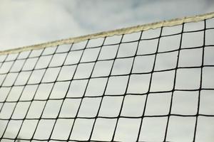 filet de tennis. grille contre le ciel. équipement sportif. photo