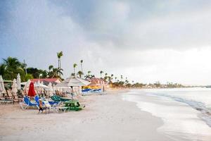 plage tropicale idyllique des Caraïbes avec sable blanc, eau de mer turquoise avant la pluie photo