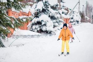enfant ski dans les montagnes. sport d'hiver pour les enfants. photo