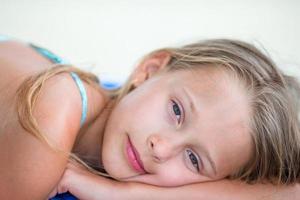 portrait de belle fille sur la plage dansant photo