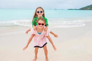 adorables petites filles marchant sur la plage photo