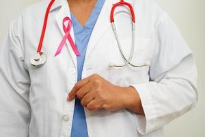 femme asiatique avec ruban rose, journée mondiale du cancer du sein en octobre.