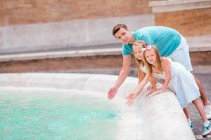 des enfants et un papa heureux profitent de leurs vacances européennes en italie photo