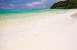 plage tropicale parfaite avec eau turquoise et plages de sable blanc photo