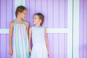 adorables petites filles sur fond de vacances d'été maison traditionnelle des caraïbes colorées photo