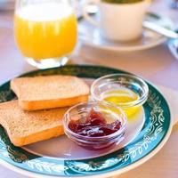 petit-déjeuner sain avec pain grillé, confiture et jus sur la table dans un restaurant en plein air photo