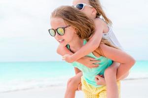 adorables petits enfants jouent ensemble sur la plage photo