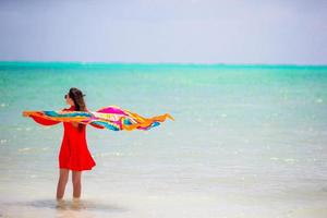 belle jeune femme pendant les vacances à la plage tropicale photo