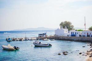 vue panoramique sur le port de la ville de mykonos depuis les collines ci-dessus à mykonos, cyclades, grèce photo