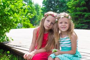 adorables petites filles adorables bénéficiant d'une chaude journée d'été photo