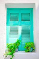 fenêtre colorée traditionnelle dans les rues étroites de mykonos, grèce. photo