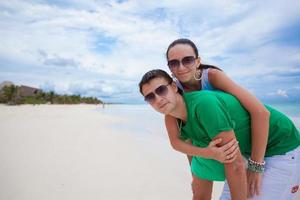 jeune couple s'amusant sur une plage tropicale photo