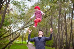 jeune père avec sa jolie petite fille s'amuser en plein air photo