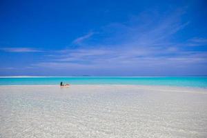 jeune femme heureuse profiter de vacances tropicales sur une plage de sable blanc photo