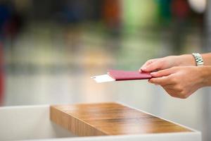 Gros plan des passeports et carte d'embarquement à l'aéroport intérieur photo