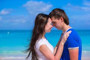 heureux, jeune couple, apprécier, vacances été, sur, plage tropicale photo