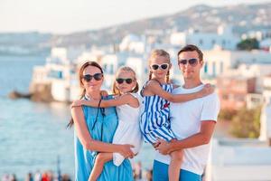famille avec deux enfants en vacances d'été photo