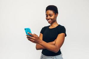 femme noire tenant un ordinateur portable gesticulant photo