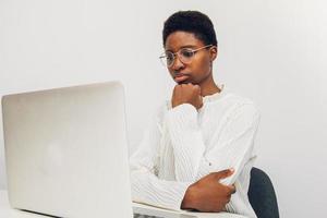 femme noire utilisant un ordinateur portable au bureau photo